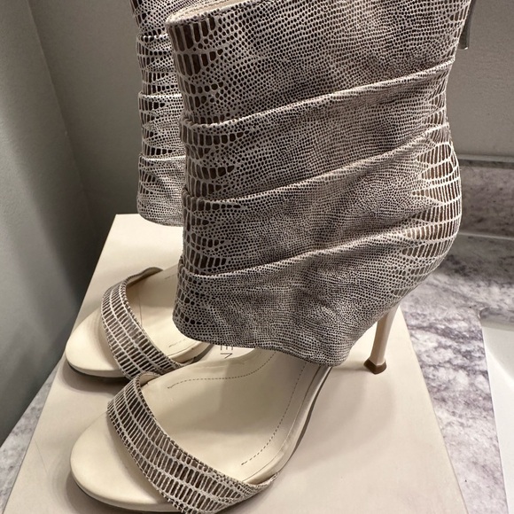 BCBG Maemi Suede Snake Print Heels size 8 NIB - Picture 8 of 9